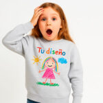 Niña sorprendida con sudadera gris clarita personalizada