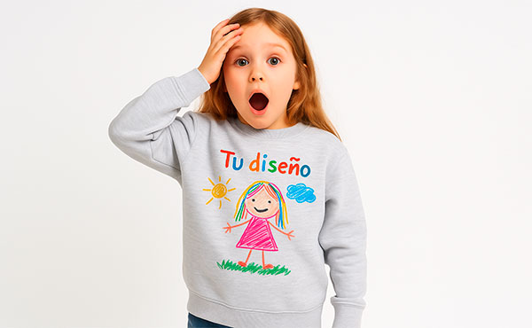 Niña sorprendida con sudadera gris clarita personalizada