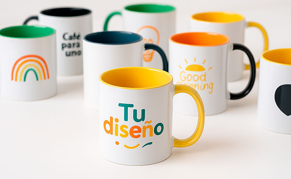Varias tazas de diferentes colores para personalizar