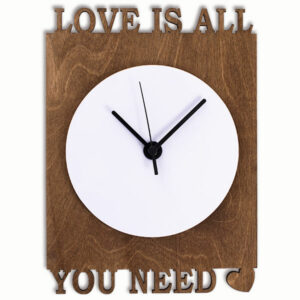 Reloj de fondo de madera, con las palabras Love is all you need, recortado y con esfera blanca para personalizar con una foto