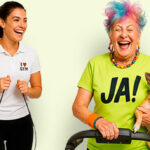 4 personas haciendo deporte, una señora mayor en medio con un perro en el brazo