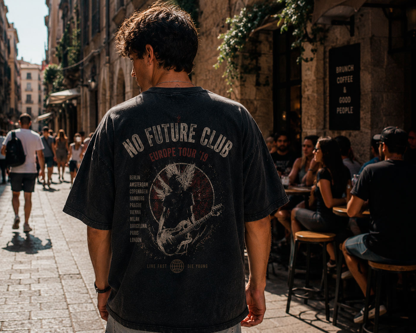 Camiseta negra oversize con diseño integrado estilo urbano