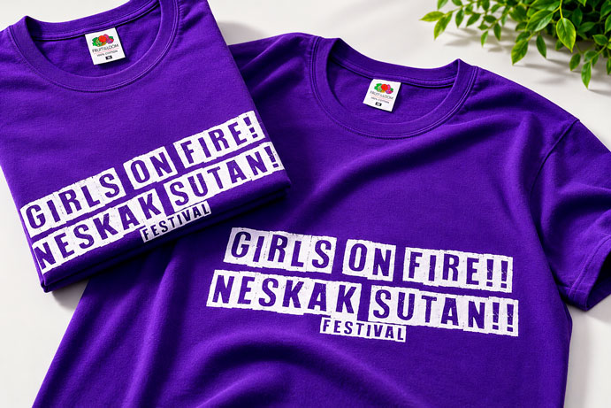 Camisetas moradas personalizadas para fiestas y festivales con mensaje “Girls on Fire” y diseño tipográfico moderno