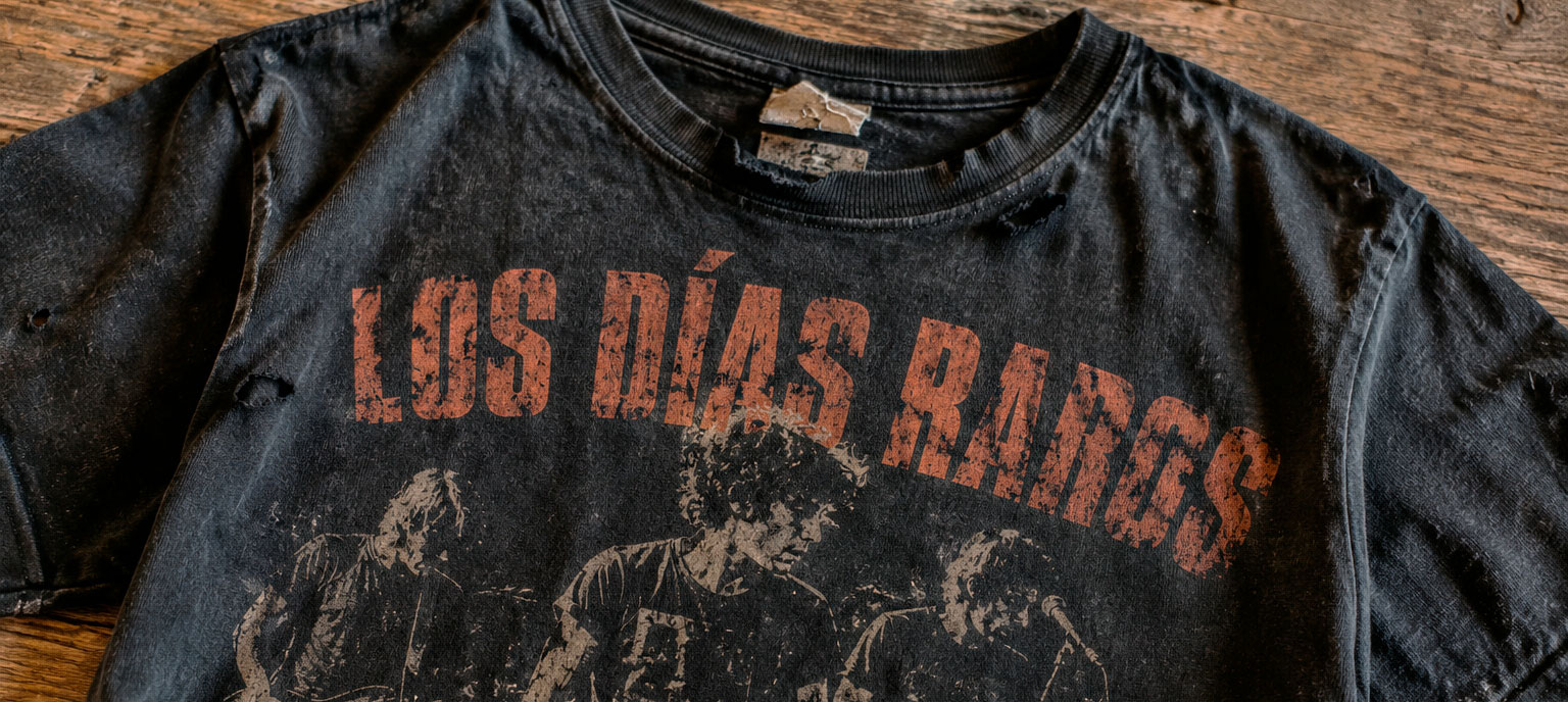 Detalle de camiseta personalizada con diseño tipográfico vintage