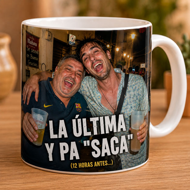 Taza personalizada con una fotografía de dos amigos de fiesta brindando y la frase «La última y pa' casa (12 horas antes...)», impresa sobre una taza blanca de cerámica.
