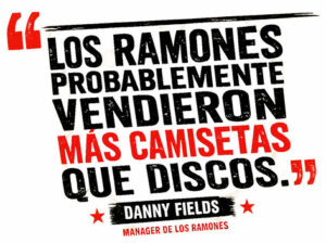 Ilustración con la cita «Los Ramones probablemente vendieron más camisetas que discos», acompañada de una camiseta inspirada en la banda, un disco de vinilo y varias camisetas apiladas.